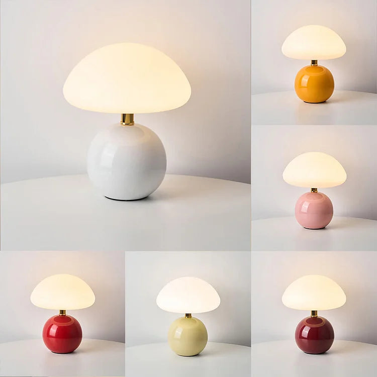 "Flødefarvet svampeinspireret bordlampe med Bauhaus-æstetik, cremefarvet skærm og elegant keramisk base."