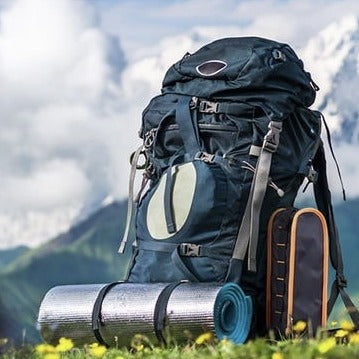 "Foldbar UltraLightChair i letvægtigt design, perfekt til camping og udendørsbrug, blå netstof og robuste stålstænger."