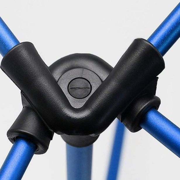 "Foldbar UltraLightChair i letvægtigt design, perfekt til camping og udendørsbrug, blå netstof og robuste stålstænger."