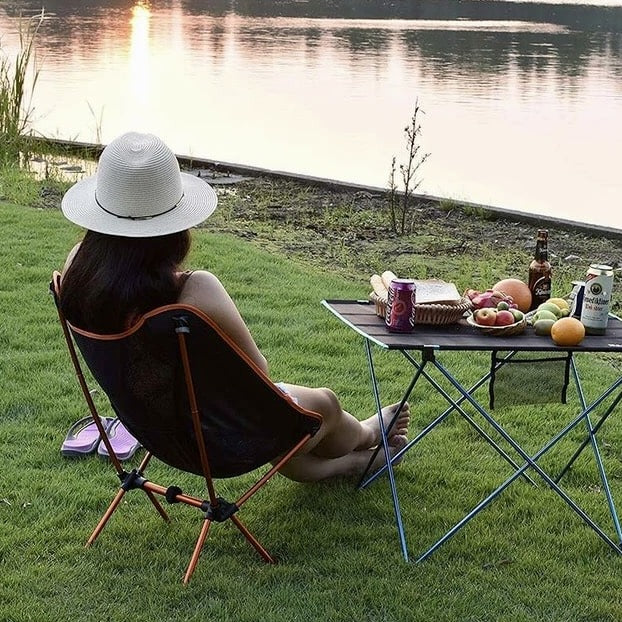 "Foldbar UltraLightChair i letvægtigt design, perfekt til camping og udendørsbrug, blå netstof og robuste stålstænger."