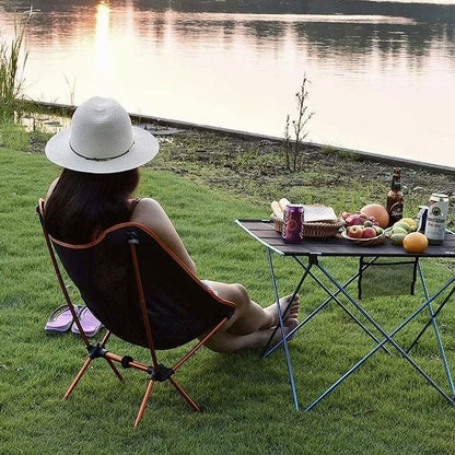 "Foldbar UltraLightChair i letvægtigt design, perfekt til camping og udendørsbrug, blå netstof og robuste stålstænger."