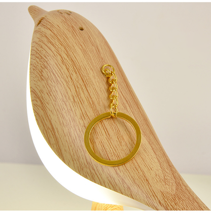 Genopladelig fugleformet natlampe i Ahorn, marmor eller rød med LED belysning, perfekt til stilfuld boligindretning.