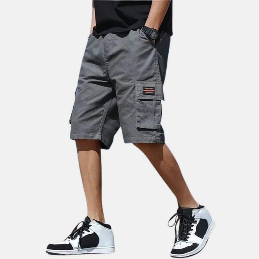 "Grå herre cargo shorts med mange lommer, let stof. Perfekte til sommer, by og natur. Trendy med afslappet stil."