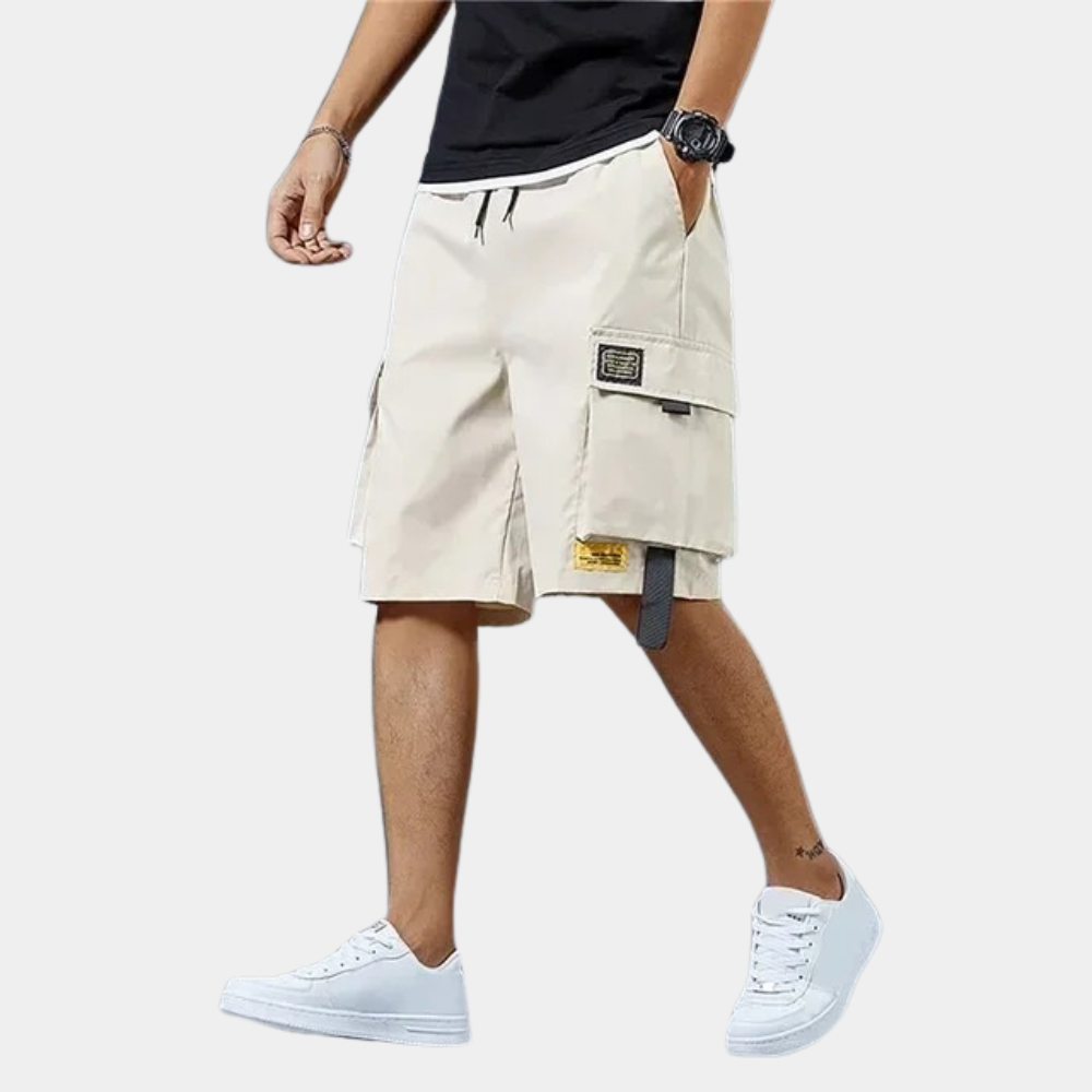 "Grå herre cargo shorts med mange lommer, let stof. Perfekte til sommer, by og natur. Trendy med afslappet stil."