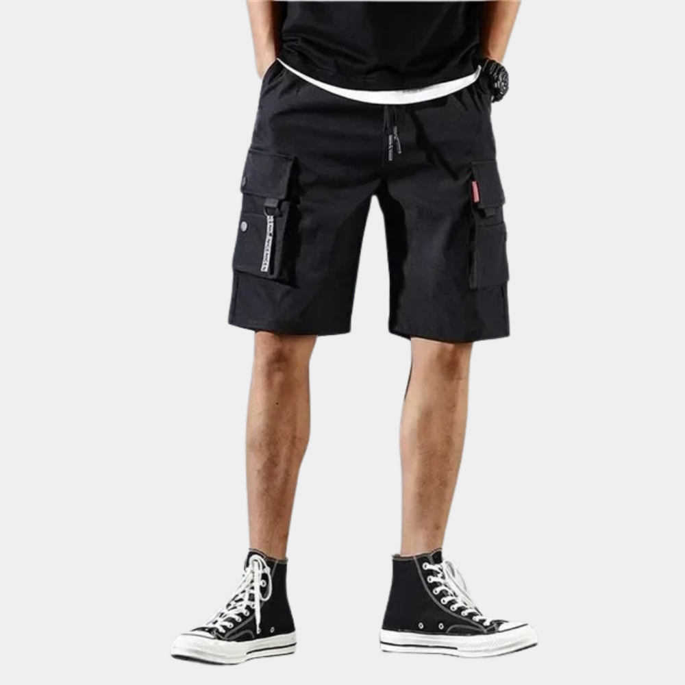 "Grå herre cargo shorts med mange lommer, let stof. Perfekte til sommer, by og natur. Trendy med afslappet stil."