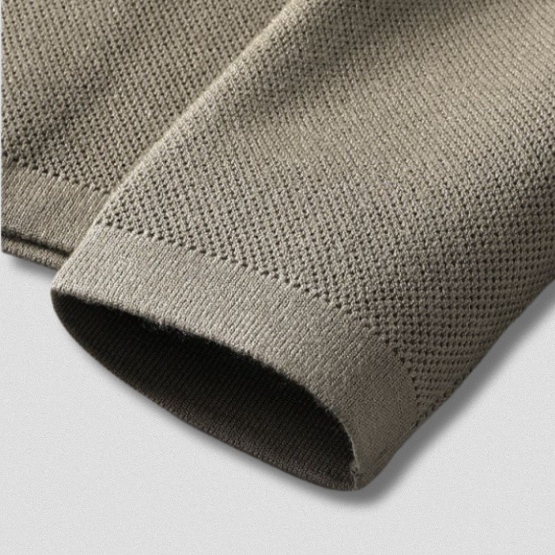 "Grå Johan cardigan i blødt strik med moderne snit, perfekt til både afslappet og formelt herrelook."