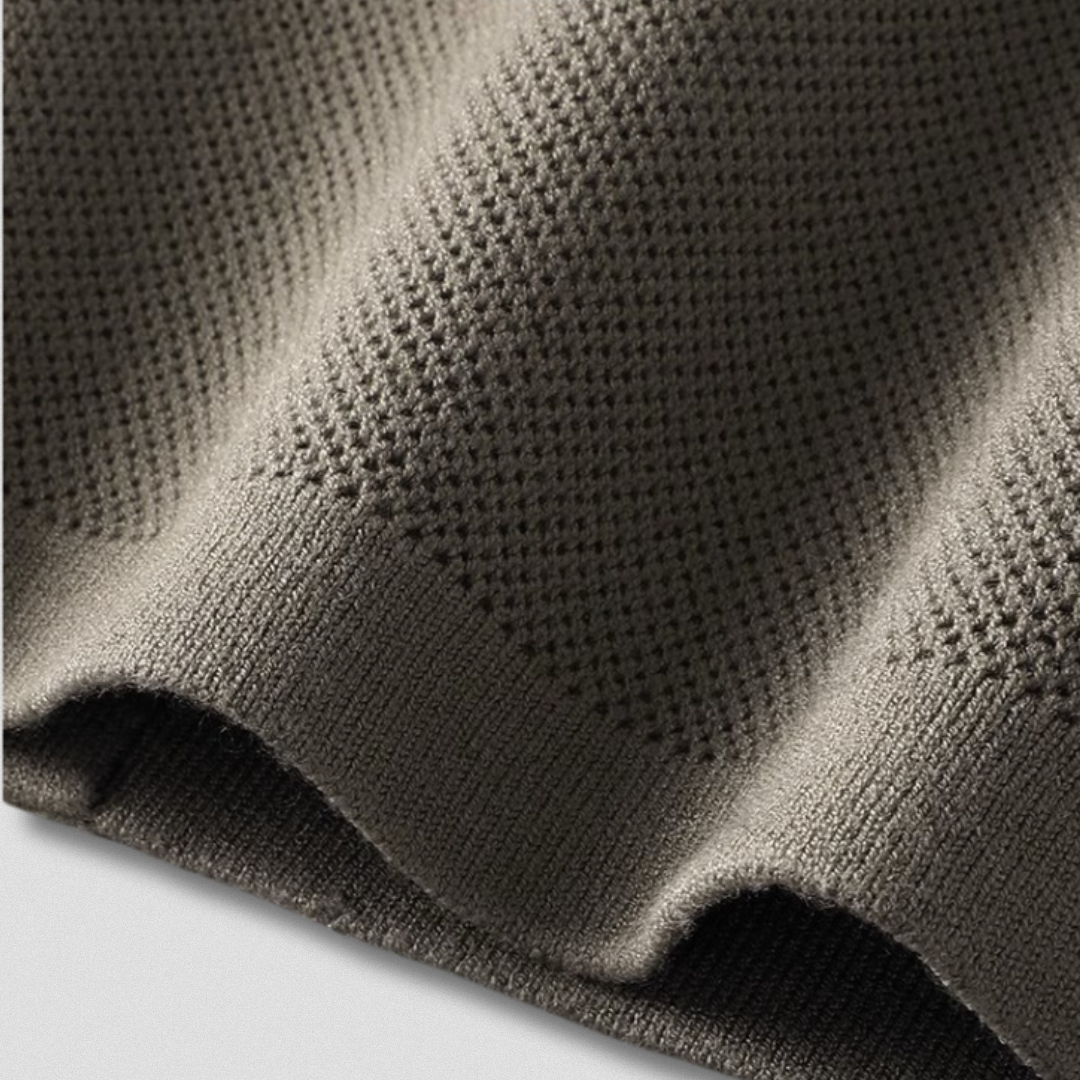 "Grå Johan cardigan i blødt strik med moderne snit, perfekt til både afslappet og formelt herrelook."