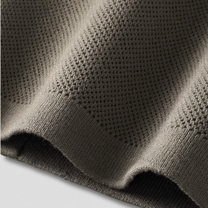 "Grå Johan cardigan i blødt strik med moderne snit, perfekt til både afslappet og formelt herrelook."