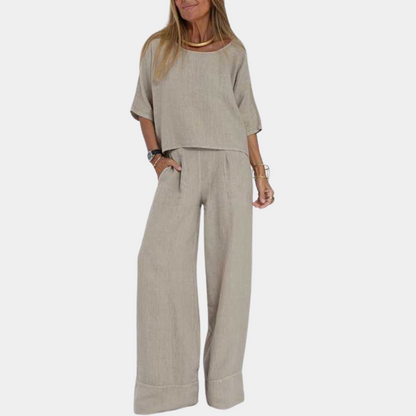 "Gråt todelt kvindesæt, elegant og komfortabelt, ideelt til både formelle og afslappede lejligheder, moderne snit."