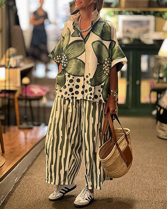 "Grøn skjorte med blomsterprint og stribede bukser for moderne kvinder"