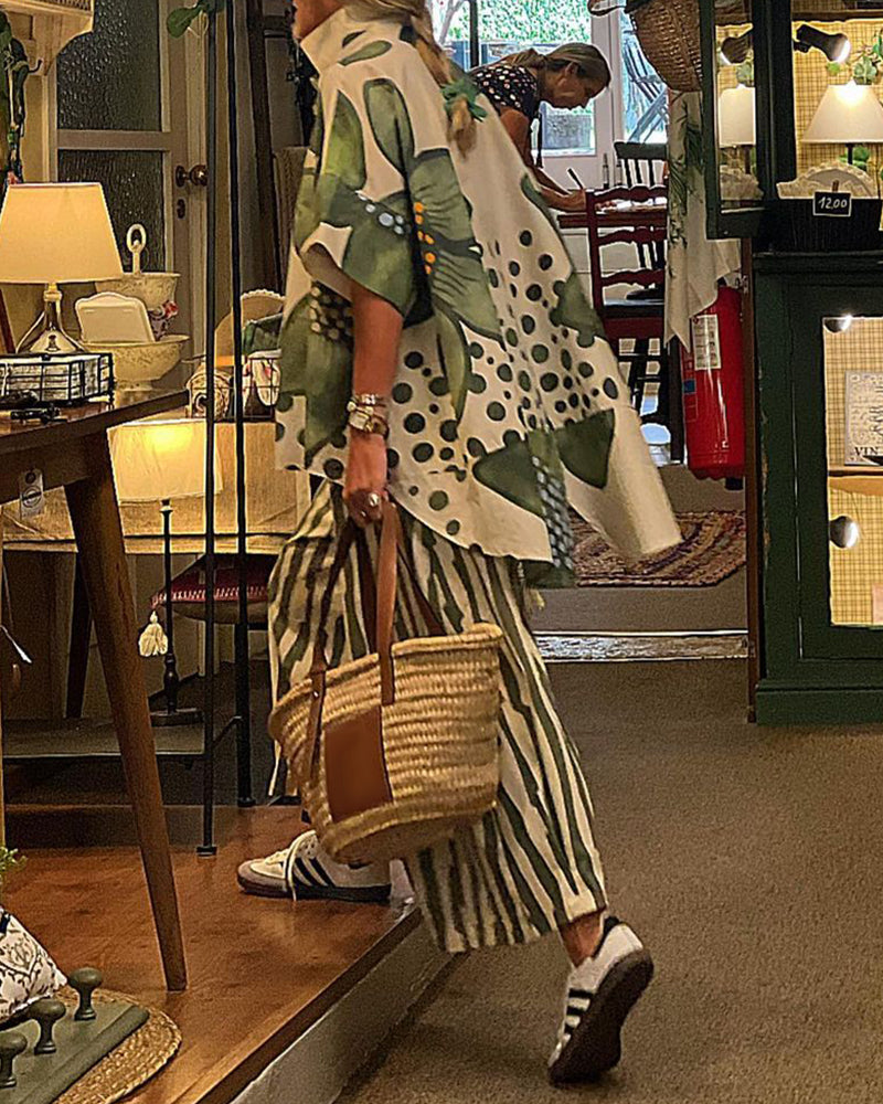 "Grøn skjorte med blomsterprint og stribede bukser for moderne kvinder"