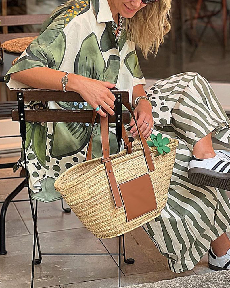 "Grøn skjorte med blomsterprint og stribede bukser for moderne kvinder"