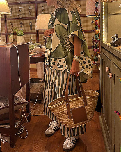 "Grøn skjorte med blomsterprint og stribede bukser for moderne kvinder"