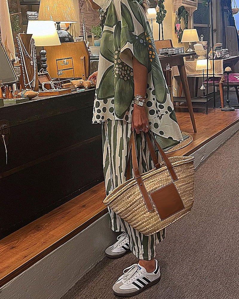 "Grøn skjorte med blomsterprint og stribede bukser for moderne kvinder"