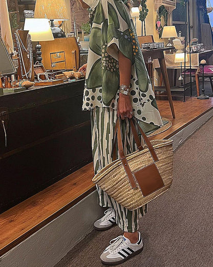 "Grøn skjorte med blomsterprint og stribede bukser for moderne kvinder"