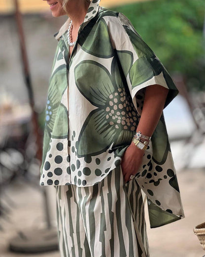 "Grøn skjorte med blomsterprint og stribede bukser for moderne kvinder"