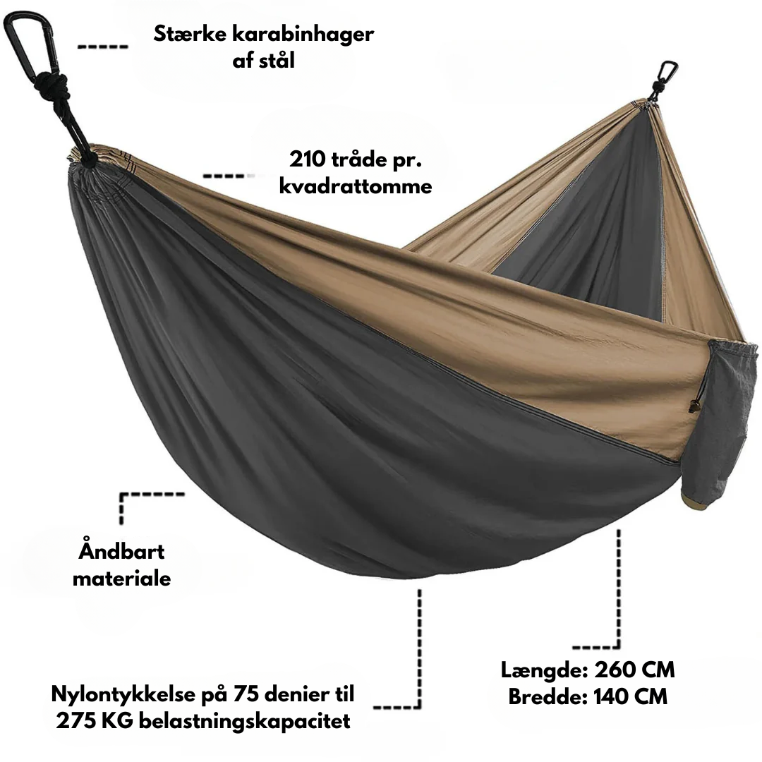 "Hængekøje af faldskærmsstof i skov, bæretaske inkluderet, let og holdbar, perfekt til outdoor afslapning."