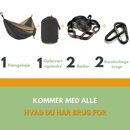 "Hængekøje af faldskærmsstof i skov, bæretaske inkluderet, let og holdbar, perfekt til outdoor afslapning."