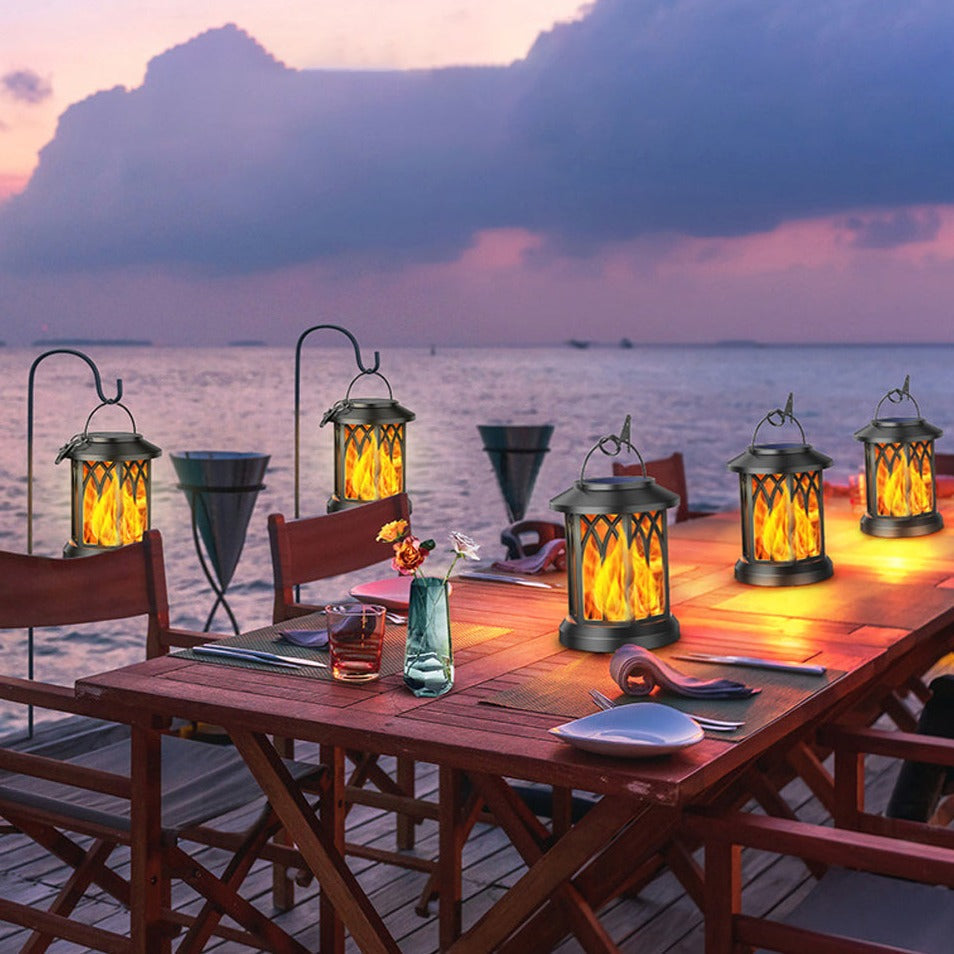Hængende solcellelanterne med realistisk flamme, elegant design, oplader i sollys, til have eller terrasse.