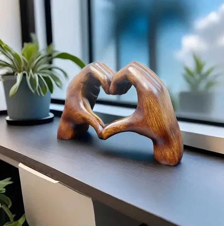 "Håndlavet hjerteformet ornament i træ med elegant årefinish, symboliserer kærlighed og tilføjer moderne elegance til hjemmet