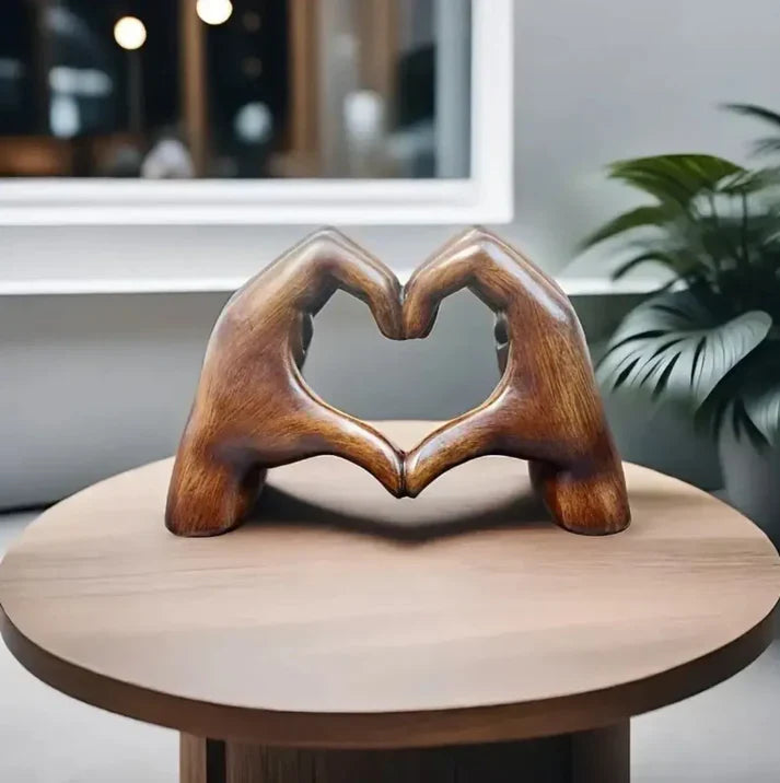 "Håndlavet hjerteformet ornament i træ med elegant årefinish, symboliserer kærlighed og tilføjer moderne elegance til hjemmet