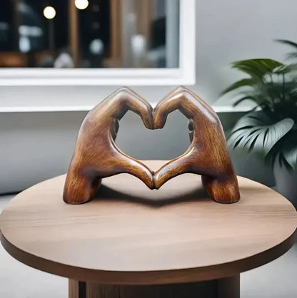 "Håndlavet hjerteformet ornament i træ med elegant årefinish, symboliserer kærlighed og tilføjer moderne elegance til hjemmet