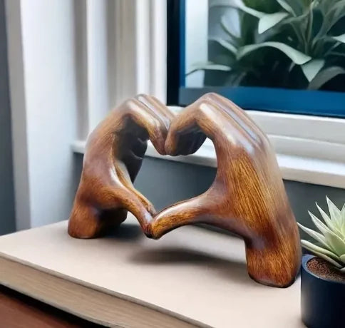 "Håndlavet hjerteformet ornament i træ med elegant årefinish, symboliserer kærlighed og tilføjer moderne elegance til hjemmet