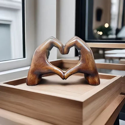 "Håndlavet hjerteformet ornament i træ med elegant årefinish, symboliserer kærlighed og tilføjer moderne elegance til hjemmet
