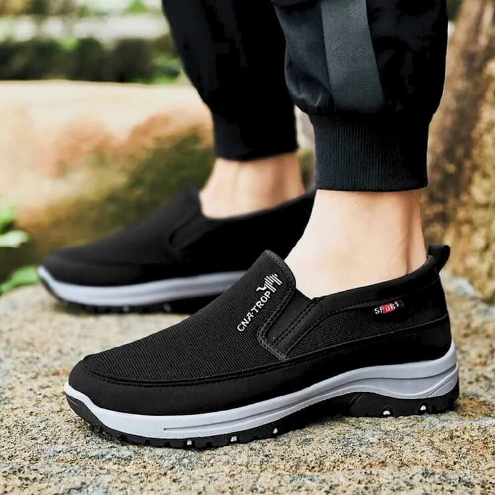 "Herre slip-on sko i åndbart tekstil, beige farve, med skridsikker gummisål for alsidig komfort og stil."