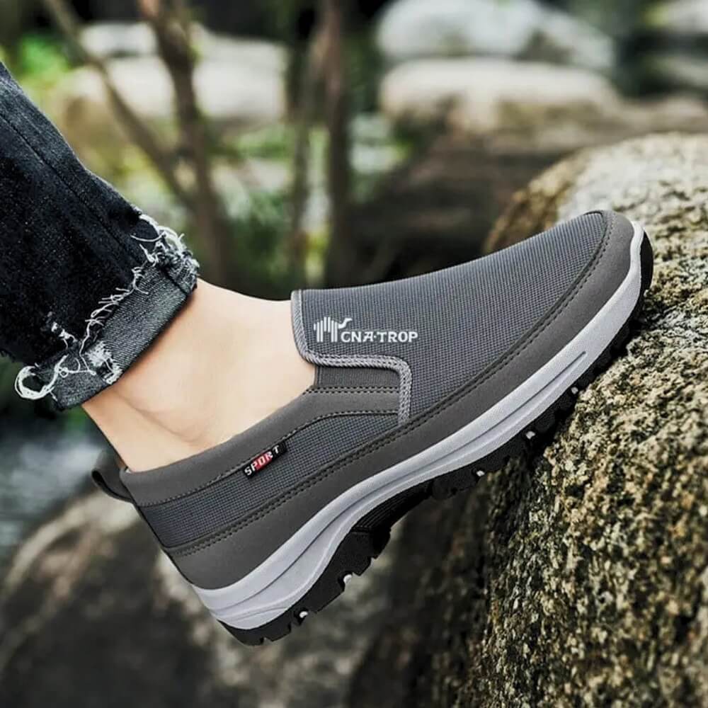 "Herre slip-on sko i åndbart tekstil, beige farve, med skridsikker gummisål for alsidig komfort og stil."