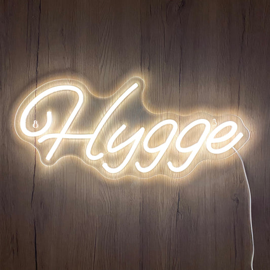 Hvid Hygge neon væglampe med energivenlig LED, dæmpbar lysstyrke, giver dansk komfort og stil til hjemmets indretning.
