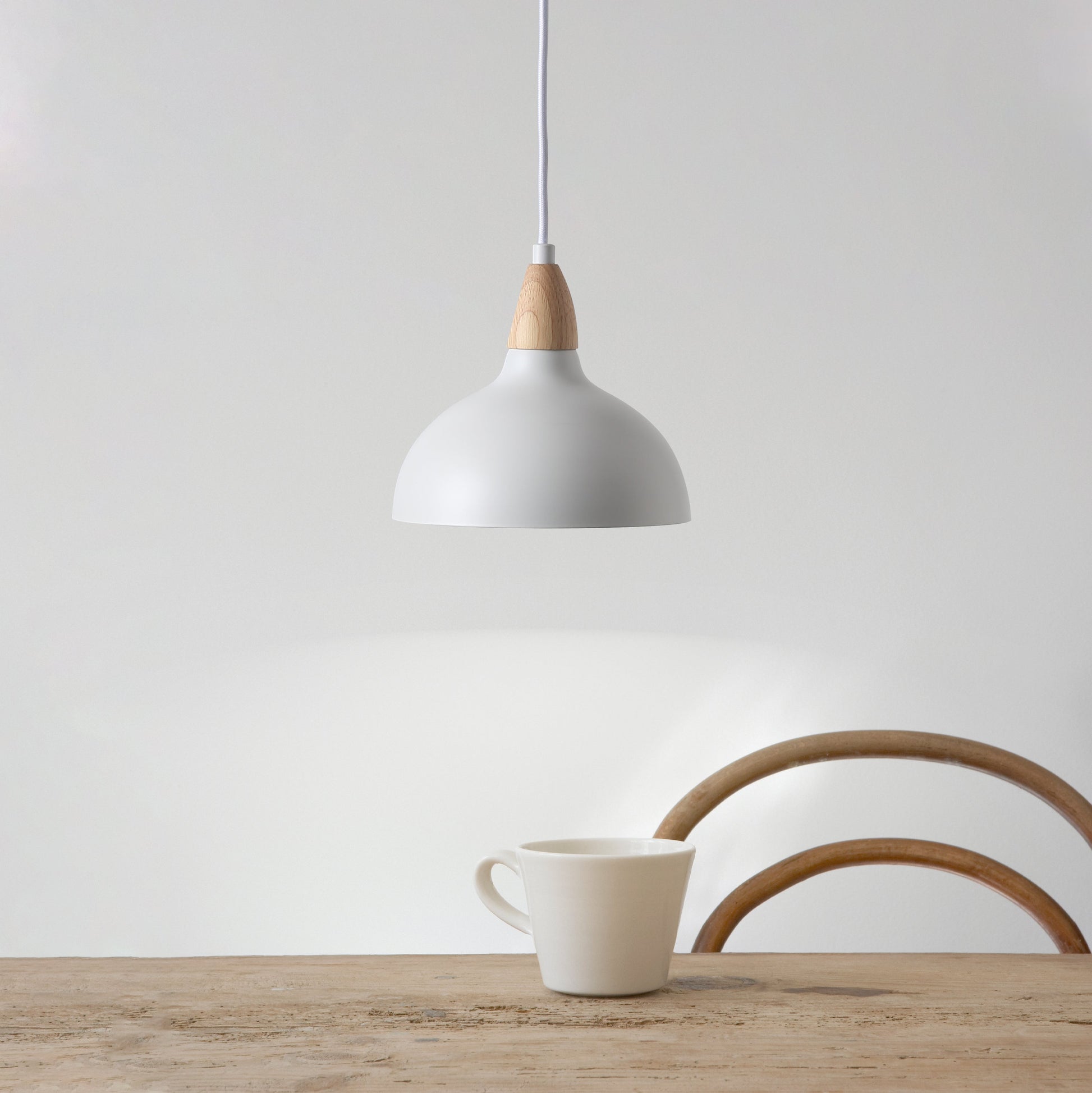 "Hvid Oak pendel lampeskærm Ø19 med minimalistisk design og naturlige trædetaljer til moderne hjem"