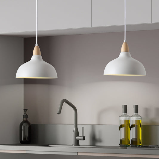 "Hvid pendel Ø24 med matte trædetaljer; stilrent design til moderne interiør, ideel til stue og køkken."