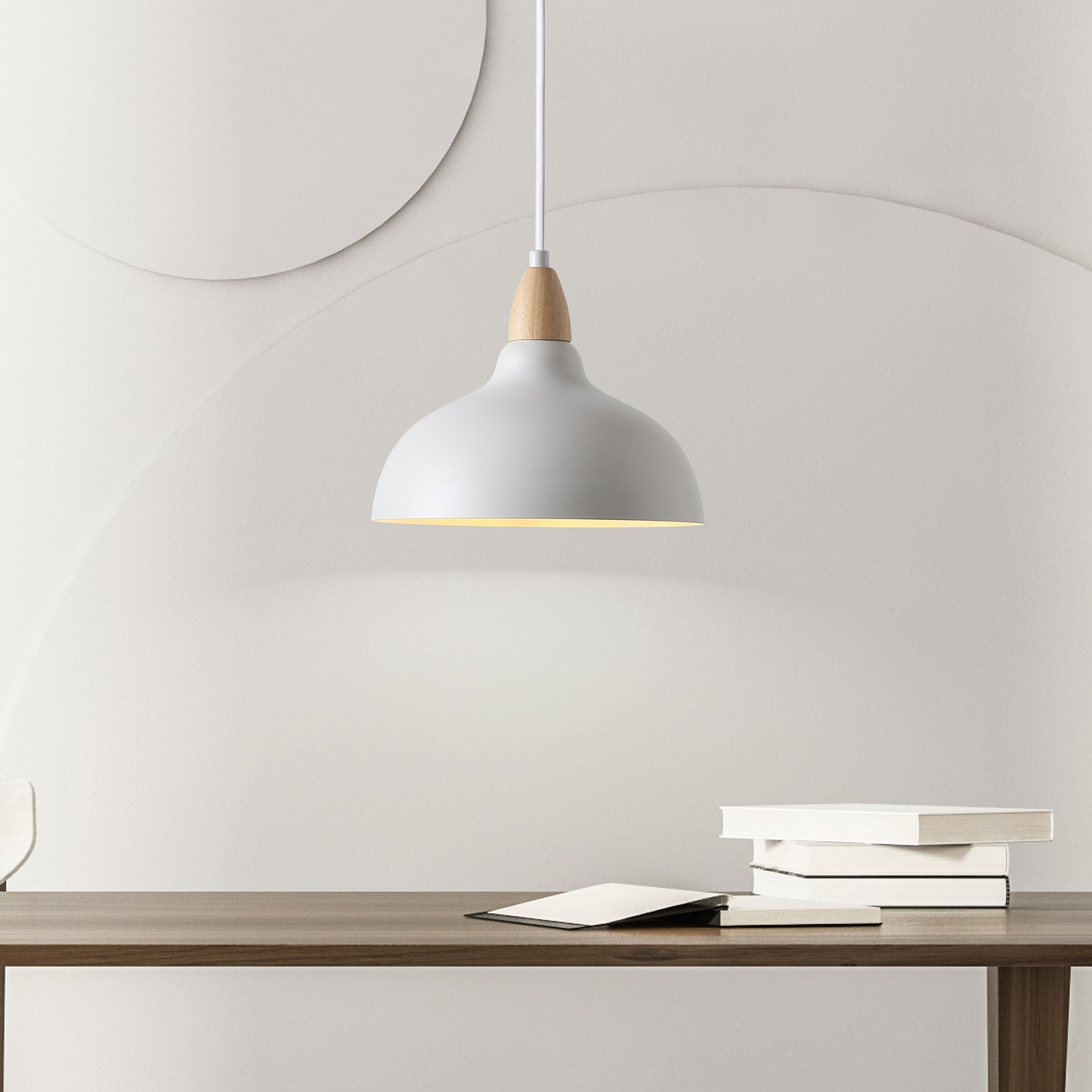 "Hvid pendel Ø24 med matte trædetaljer; stilrent design til moderne interiør, ideel til stue og køkken."