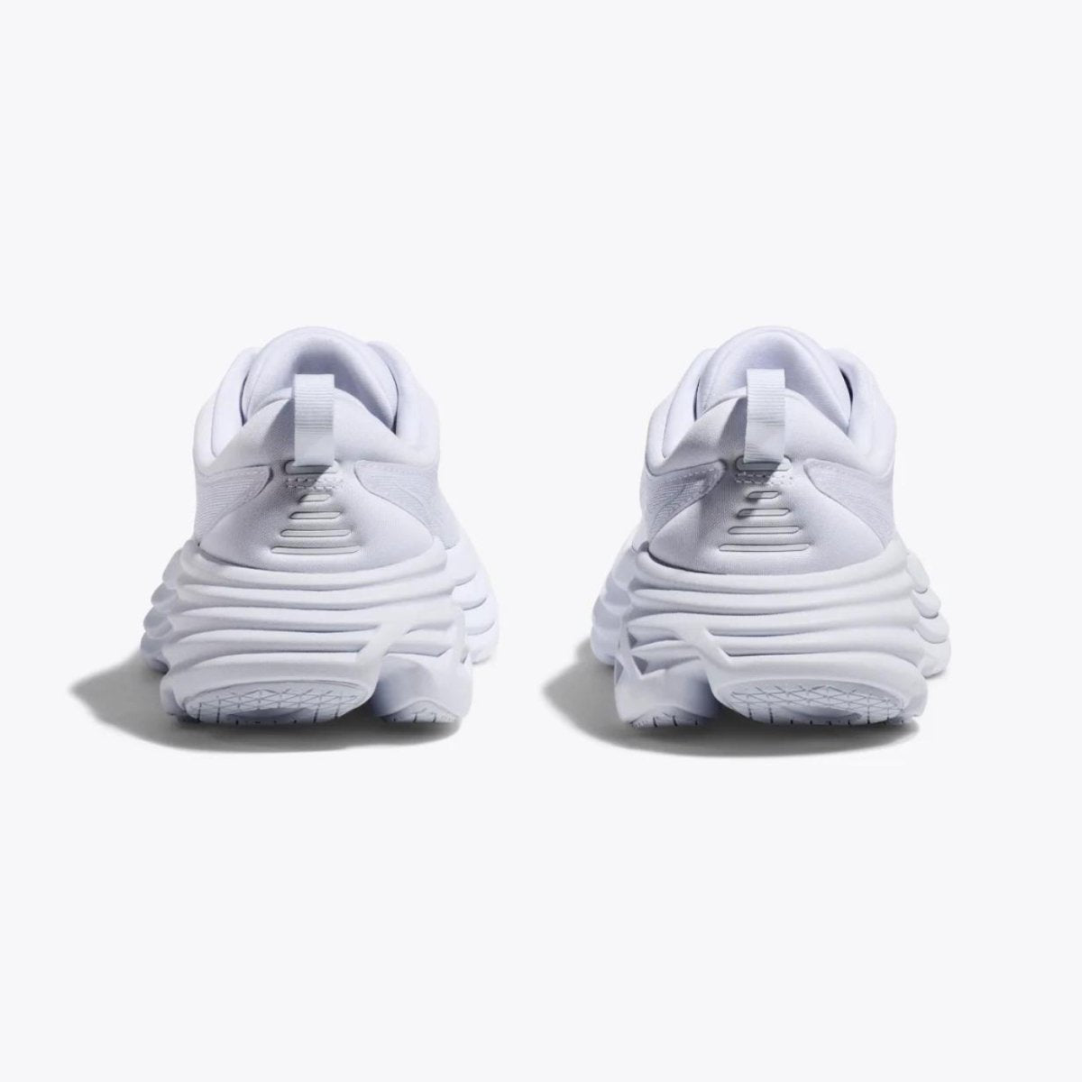 "Hvide sporty sneakers i letvægtsdesign med elegant og moderne udseende, mesh-materiale og reflekterende detaljer."