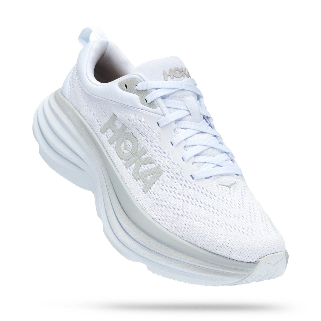 "Hvide sporty sneakers i letvægtsdesign med elegant og moderne udseende, mesh-materiale og reflekterende detaljer."