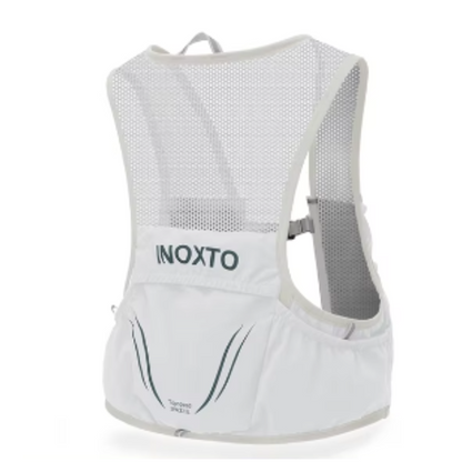 Hydreringsvest i gråt stof med justerbare snore og 2 bløde flasker. Perfekt til trailløb. Reflekterende detaljer øger synligh