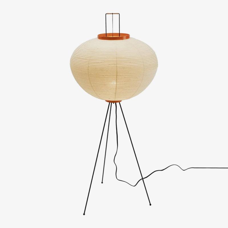 "Japansk-inspireret gulvlampe i rispapir med metalstativ. Moderne minimalistisk design til stilfuld boligindretning."