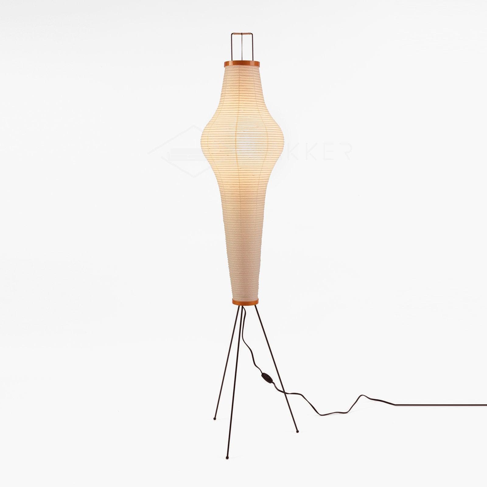 "Japansk-inspireret gulvlampe i rispapir med metalstativ. Moderne minimalistisk design til stilfuld boligindretning."