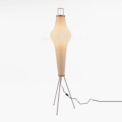 "Japansk-inspireret gulvlampe i rispapir med metalstativ. Moderne minimalistisk design til stilfuld boligindretning."