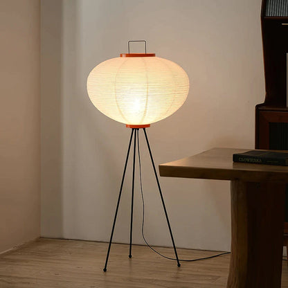 "Japansk-inspireret gulvlampe i rispapir med metalstativ. Moderne minimalistisk design til stilfuld boligindretning."