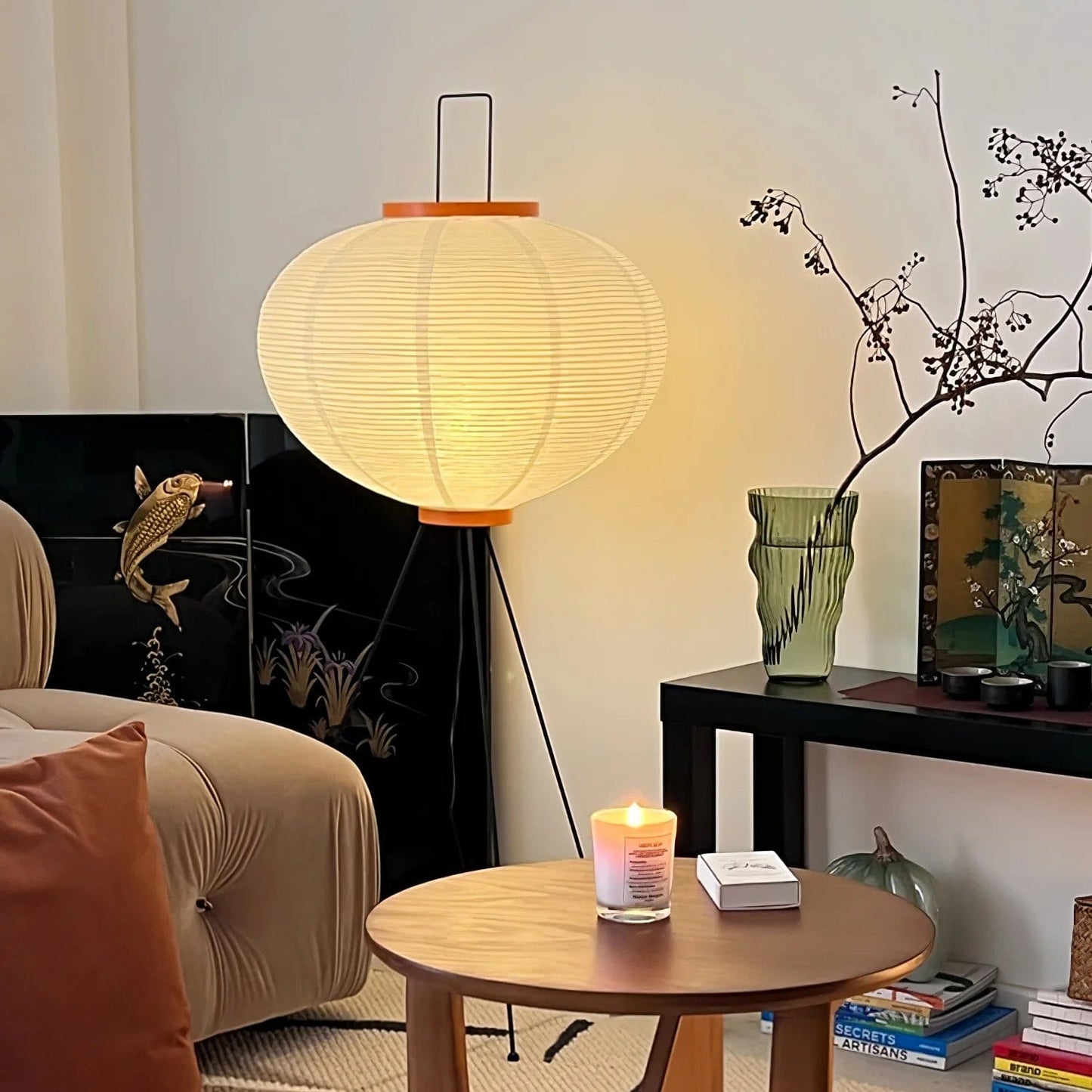 "Japansk-inspireret gulvlampe i rispapir med metalstativ. Moderne minimalistisk design til stilfuld boligindretning."