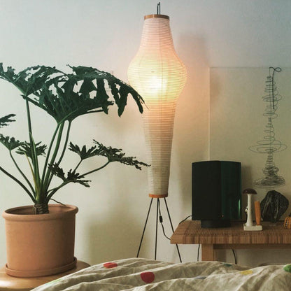 "Japansk-inspireret gulvlampe i rispapir med metalstativ. Moderne minimalistisk design til stilfuld boligindretning."