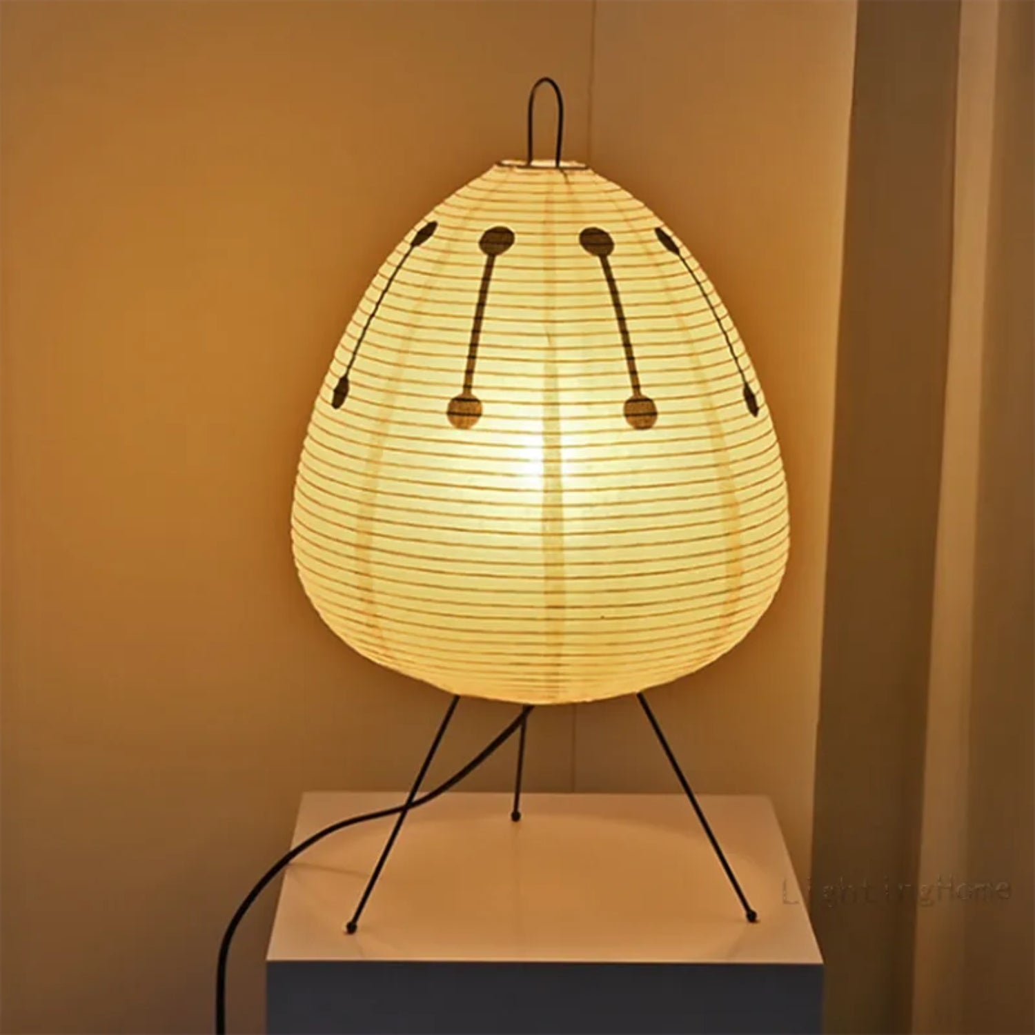 Japansk rispapir gulvlampe med minimalistisk design, blødt lys og stålramme. Ideel til moderne og klassisk stil.