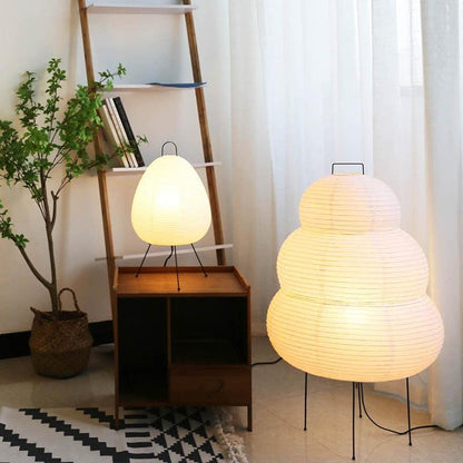 Japansk rispapir gulvlampe med minimalistisk design, blødt lys og stålramme. Ideel til moderne og klassisk stil.