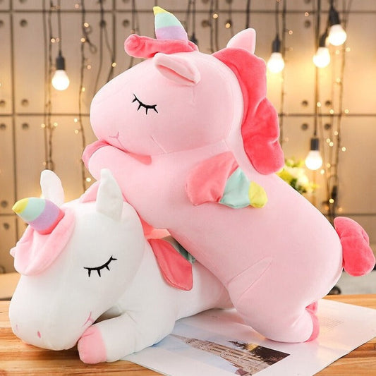 "Kæmpe plys enhjørning i livlige farver, blødt materiale med vinger, perfekt dekoration til børneværelset"