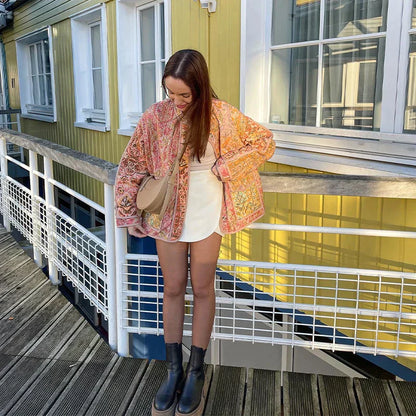 "Kashmir jakke med feminint snit og unikt, iøjnefaldende print, perfekt til lag-på-lag styling, i blød komfortabel kashmir."