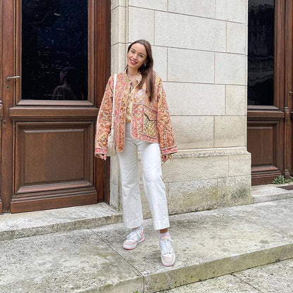 "Kashmir jakke med feminint snit og unikt, iøjnefaldende print, perfekt til lag-på-lag styling, i blød komfortabel kashmir."