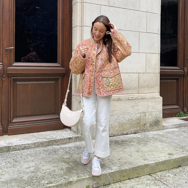 "Kashmir jakke med feminint snit og unikt, iøjnefaldende print, perfekt til lag-på-lag styling, i blød komfortabel kashmir."