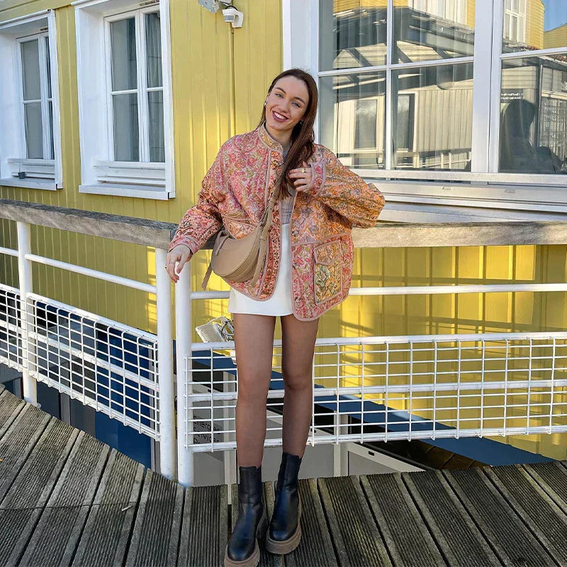 "Kashmir jakke med feminint snit og unikt, iøjnefaldende print, perfekt til lag-på-lag styling, i blød komfortabel kashmir."